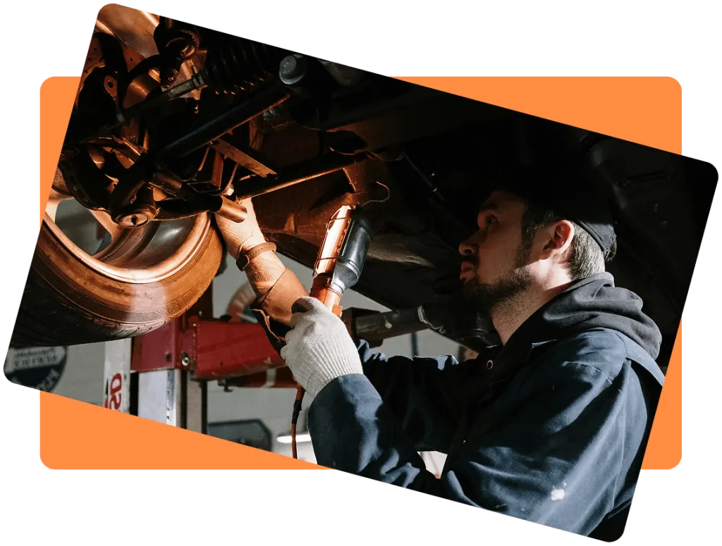 تصویر تعمیرکار خودرو در تعمیرگاه 104