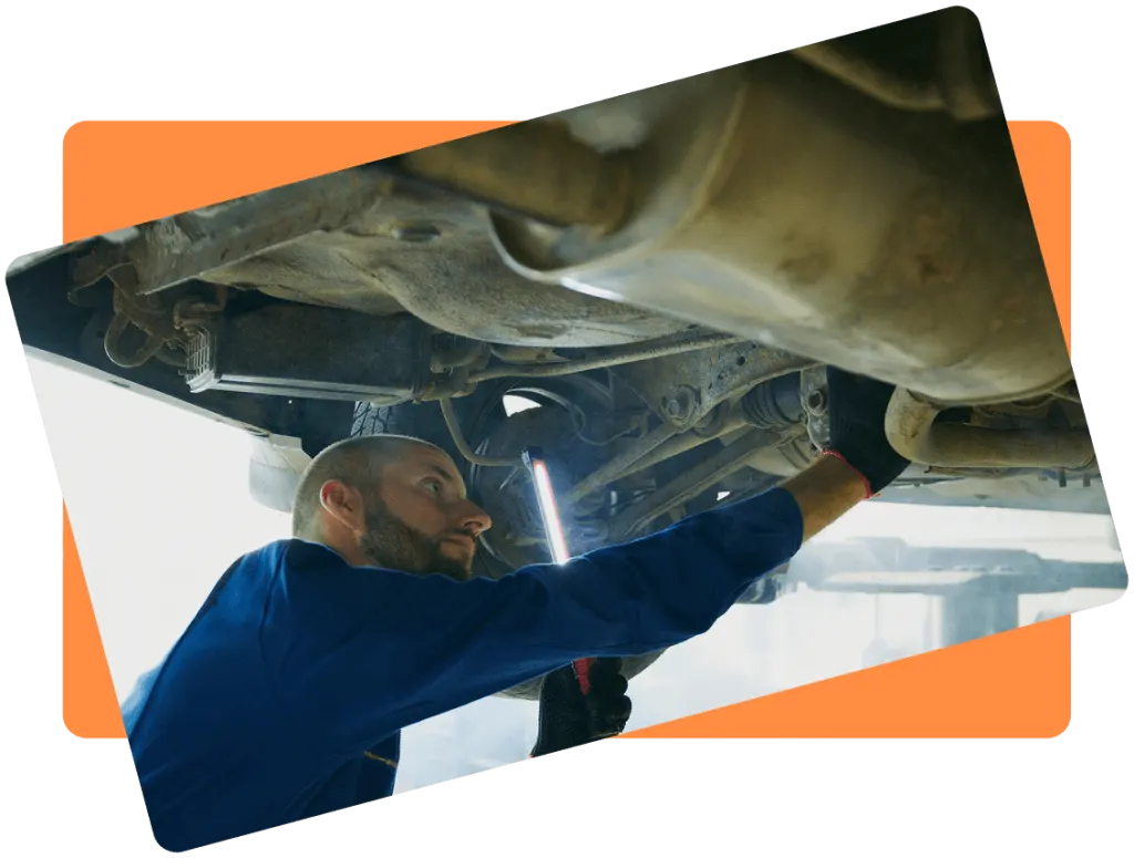 تصویر مکانیک خودرو زیر ماشین