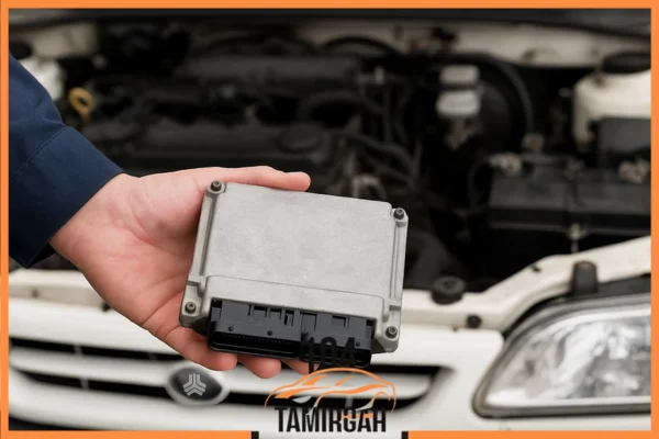 بررسی ECU پراید توسط تکنسین در کنار موتور خودرو در تعمیرگاه 104